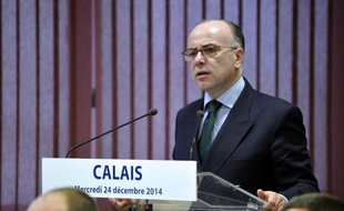 Le ministre de l'Intérieur Bernard Cazeneuve, le 24 décembre 2014 à Calais