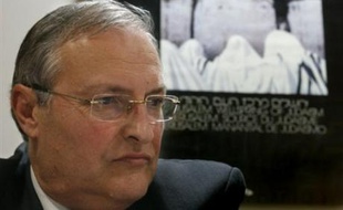 The director of the Simon Wiesenthal Center, Dr. Efraim Zuroff from Israel, gestures during a press conference to present the "Last Chance" operation aimed at pursuing and put to trial still hidden nazis in Latin America, at the AMIA building in Buenos Aires on November 27th 2007. AFP PHOTO/Juan MABROMATA