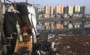 Un enfant entre dans une latrine, le 22 octobre 2010 à Bombay, en Inde