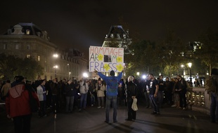 Une centaine de personnes s'est rassemblées le 26 octobre 2017, place de la République à Paris, pour réclamer justice pour Rémy Fraisse, trois ans après sa mort.