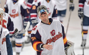 Petr Cech avec son nouveau maillot de gardien de hockey.