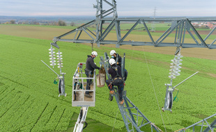 Intervention de techniciens RTE sur un pylône électrique (illustration).