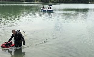 Des plongeurs ont exploré le lac du parc de la Tête d'Or à Lyon ce 4 juin 2020.