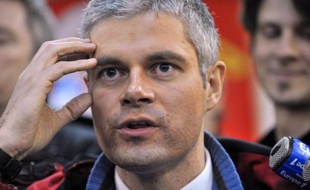 Le ministre de l'Enseignement supérieur et élu de Haute-Loire, Laurent Wauquiez, a demandé vendredi devant les salariés Lejaby d'Yssingeaux qu'on ne leur "vende pas des illusions", avant une visite d'Arnaud Montebourg, et évoqué trois "contacts très sérieux" avec des repreneurs.