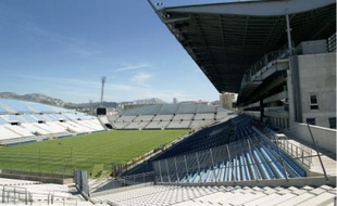 Pour passer de 60 000 placesà plus de 70 000 et couvrir le stade, l'investissement
est évalué entre 120 et 160 millions d'euros.