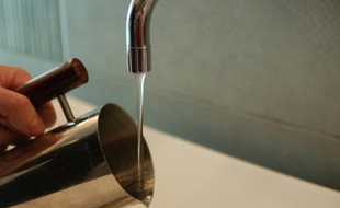 Illustration d'un pichet d'eau du robinet.