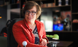 L'ingénieure pédagogique Jennifer Carmichael.