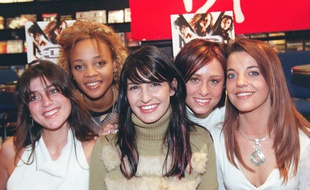 Claire et Louisy Joseph (à gauche) ne participent pas à l'aventure des New L5. Ici, le groupe au complet en 2002, à Paris.