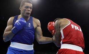 Tony Yoka (de dos) face au Britannique Joe Joyce en finale des JO 2016.