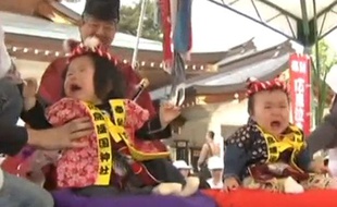 Capture d'écran d'une vidéo d'un concours de pleurs d'enfants au Japon.