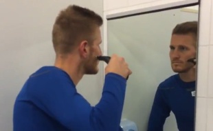 Voilà ce quoi s'amuse parfois Jérémy Grimm dans le vestiaire du Racing, apprend-on devant le #MannequinChallenge des Strasbourgeois.