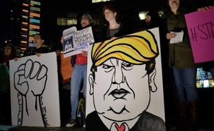Des militants anti-Trump manifestent contre le candidat à la présidentielle le 10 décembre 2015 à New York