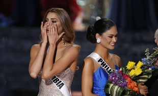 Miss Colombie, Ariadna Gutierrez (à g.), a été annoncée gagnante par erreur au concours de Miss Univers 2015. Miss Philippines, Pia Alonzo Wurtzbach, est l'heureuse élue. L'élection s'est tenue à Las Vegas, le 20 décembre 2015.