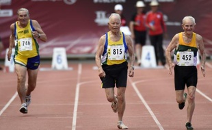 Les Brésiliens Frederico Fischer (g), son compatriote Mamoru Ussami (c) et l'Australien James Sinclair en finale du 100 m des plus de 90 ans, le 7 août 2015 à Lyon