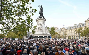 Des milliers de manifestants se sont réunis à Paris, le 18 octobre 2020, en hommage au professeur d'histoire assassiné Samuel Paty.
