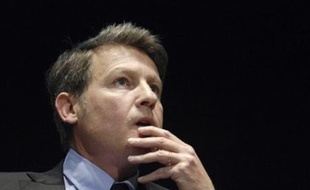 Vincent Peillon, député européen PS, affirme dans une interview au Journal du Dimanche que les socialistes doivent "construire une large majorité pour préparer la victoire de 2012" et qu'il faut le faire "autour de Ségolène Royal",.