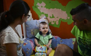 Jessica (g) et son mari Antonio (d) jouent avec leur fils Martim dans le jardin d'enfants du village d'Alcoutim, dans le sud du Portugal, le 14 mai 2015