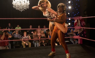 Debbie (Betty Gilpin) et Tammé (Kia Stevens) s'affrontent sur le ring dans la saison 2 de «GLOW».