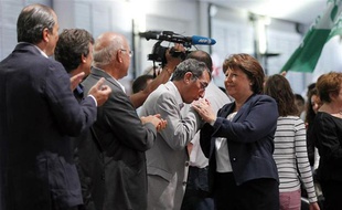 François Lamy salue Martine Aubry lors de l'université d'été de La Rochelle, le 26 août 2012.
