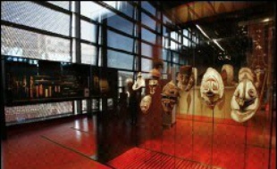 Le musée du quai Branly peut recevoir 1.600 personnes à la fois, dont 1.000 sur le plateau des collections, selon les normes de sécurité.