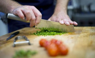 Un chef prépare un plat dans un restaurant d'Angers le 17 juillet 2014