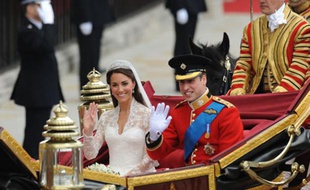 Les jeunes mariés William et Kate regagnent Buckingham Palace en carrosse royal.
