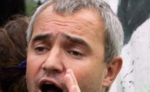Le porte-parole du Réseau "Sortir du nucléaire", Stéphane Lhomme, a été placé en garde à vue mardi dans les locaux de la Direction de la surveillance du territoire (DST) où il avait été convoqué, selon des sources concordantes.