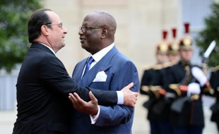 Le président français François Hollande (g) salue son homologue malien, Ibrahim Boubacar Keita, le 21 octobre 2015 à Paris
