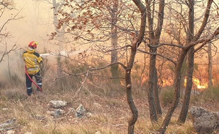 Violent incendie à Saint-Vallier-de-Thiey, dans les Alpes-Maritimes