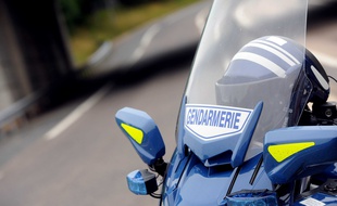 Pour empêcher la sortie de tout véhicule de la caserne, les malfaiteurs ont cadenassé le portail... (photo d'illustration)