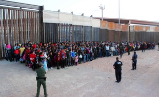 Des migrants d'Amérique centrale arrêtés par la police américaine des frontières au Texas, le 29 mai 2019.