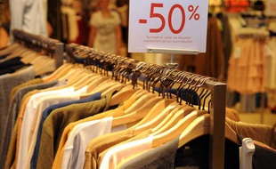 Soldes au magasin "Le Printemps" à Paris en juin 2011.