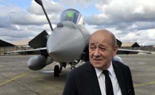Jean-Yves Le Drian, le ministre de la Défense, sur la base militaire de Mont-de-Marsan, le 10 mars 2016.