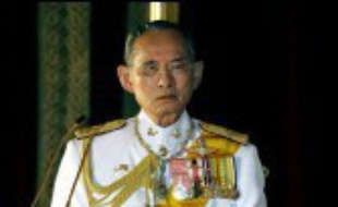 Bhumibol (78 ans) a deux ans de moins qu'Elizabeth II mais est devenu souverain six ans avant elle. Il est aujourd'hui le doyen des chefs d'Etat monarchique dans le monde et est suivi en Europe par la reine d'Angleterre.