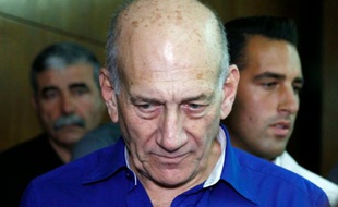 L'ancien Premier ministre israélien Ehud Olmert arrive au tribunal de Tel Aviv, le 13 mai 2014