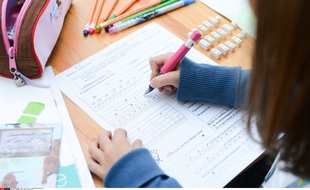 Photo d'illustration d'une élève en classe de mathématiques