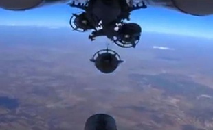 Image tirée d'une vidéo diffusée sur le site du ministère russe de la Défense, le 6 octobre 2015, montrant le largage d'une bombe lors d'une frappe aérienne russe en Syrie