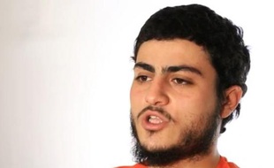 Capture d'écran prise le 10 mars 2015 à partir d'une vidéo fournie par le groupe EI au site Al-Furqan Media, montrant Muhammad Said Ismail Musallam qui vient d'être exécuté par des militants jihadistes