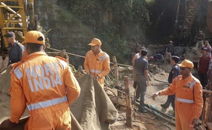 Des ouvriers sont coincés dans une mine inondée depuis quinze jours, en Inde.