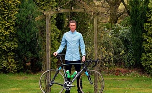 Le Britannique Bradley Wiggins a affirmé lundi être candidat à un doublé Giro-Tour de France, malgré la concurrence interne au sein de l'équipe Sky de son dauphin de l'été dernier, son compatriote Chris Froome, lui aussi prétendant au maillot jaune.