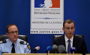 Thierry Dran (à droite), procureur de la République de Chambéry a annoncé la mise en examen pour assassinat de Nordhal Lelandais aux côtés du Colonel Pascal Claisse.
AFP PHOTO / JEAN-PHILIPPE KSIAZEK