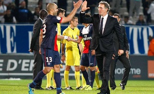 Laurent Blanc félicite Alex, le 6 octobre 2013 à Marseille.