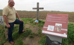 Comines-Warneton, le 27 aout - François Maekelberg, un Nordiste passionne d'histoire, devant la stele dressee en memoire de la fraternisation de Noel 1914.