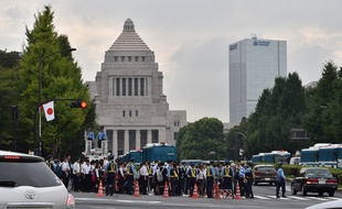 Un cordon de policiers devant le Parlement japonais à Tokyo, le 18 septembre 2015.