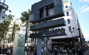 L'emplacement vide du pochoir de Bansky, près du centre Pompidou en plein cœur de Paris.