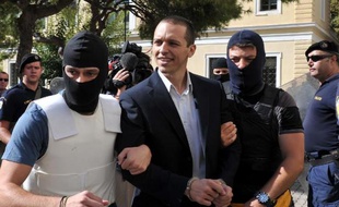 Quatre députés du parti néonazi grec Aube dorée ont été inculpés mercredi de "constitution et appartenance à une organisation criminelle", et l'un a été placé en détention provisoire.