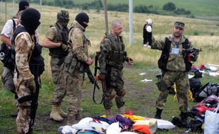 Un milicien prorusse tient une peluche près du site du crash du Boeing de la Malaysia Airlines à Grabove le 18 juillet 2014