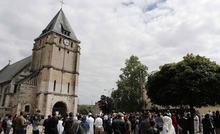 L'église de Saint-Etienne-du-Rouvray, lors d'un hommage au père Hamel assassiné par deux terroristes, le 29 juillet 2016.
