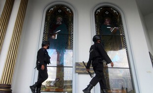 Des policiers dans la cathédrale attaquée, illustration