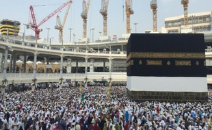 Des pèlerins musulmans font le tour de la Kaaba à la Grande Mosquée, le 14 septembre 2015 à La Mecque